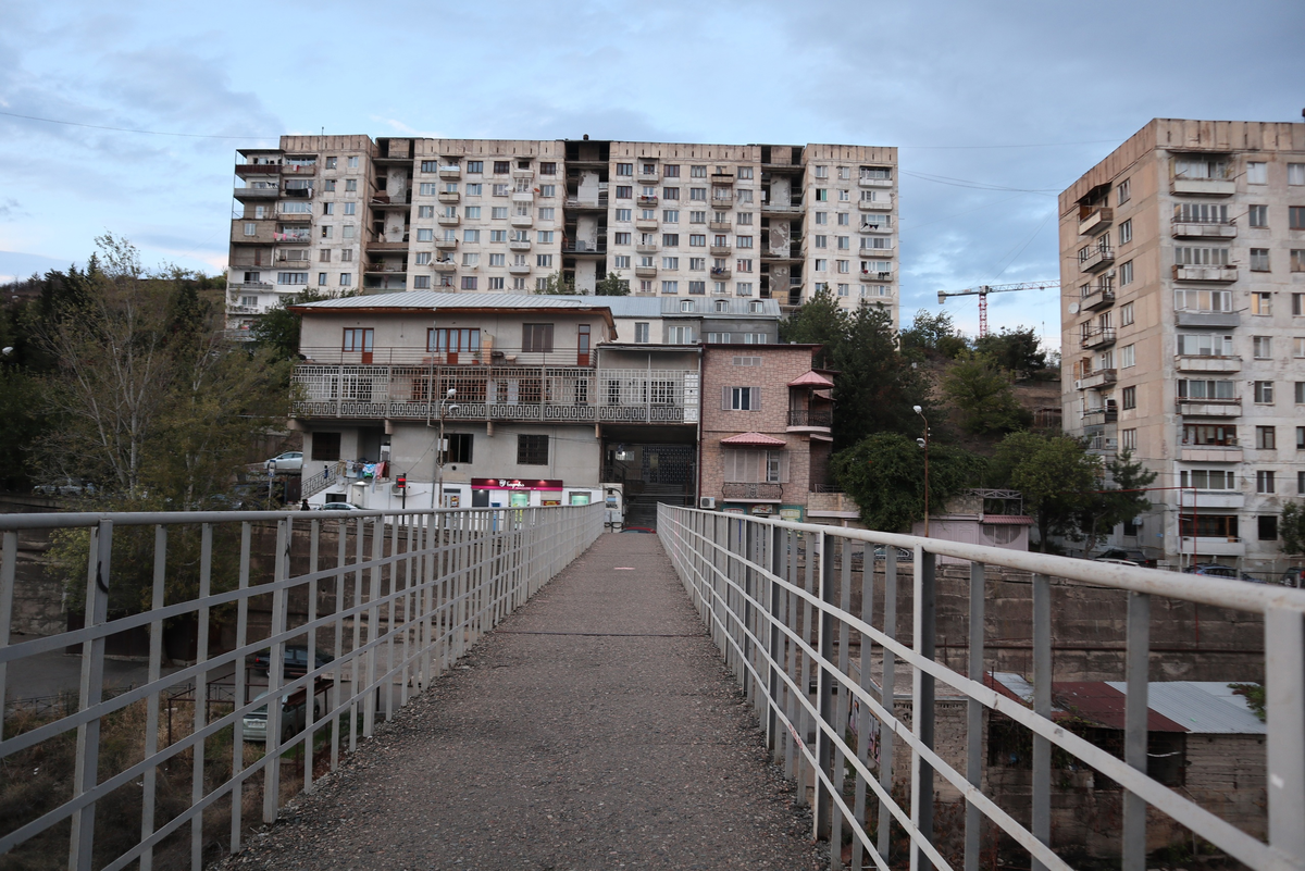 Уникальный комплекс домов с мостами в Тбилиси
