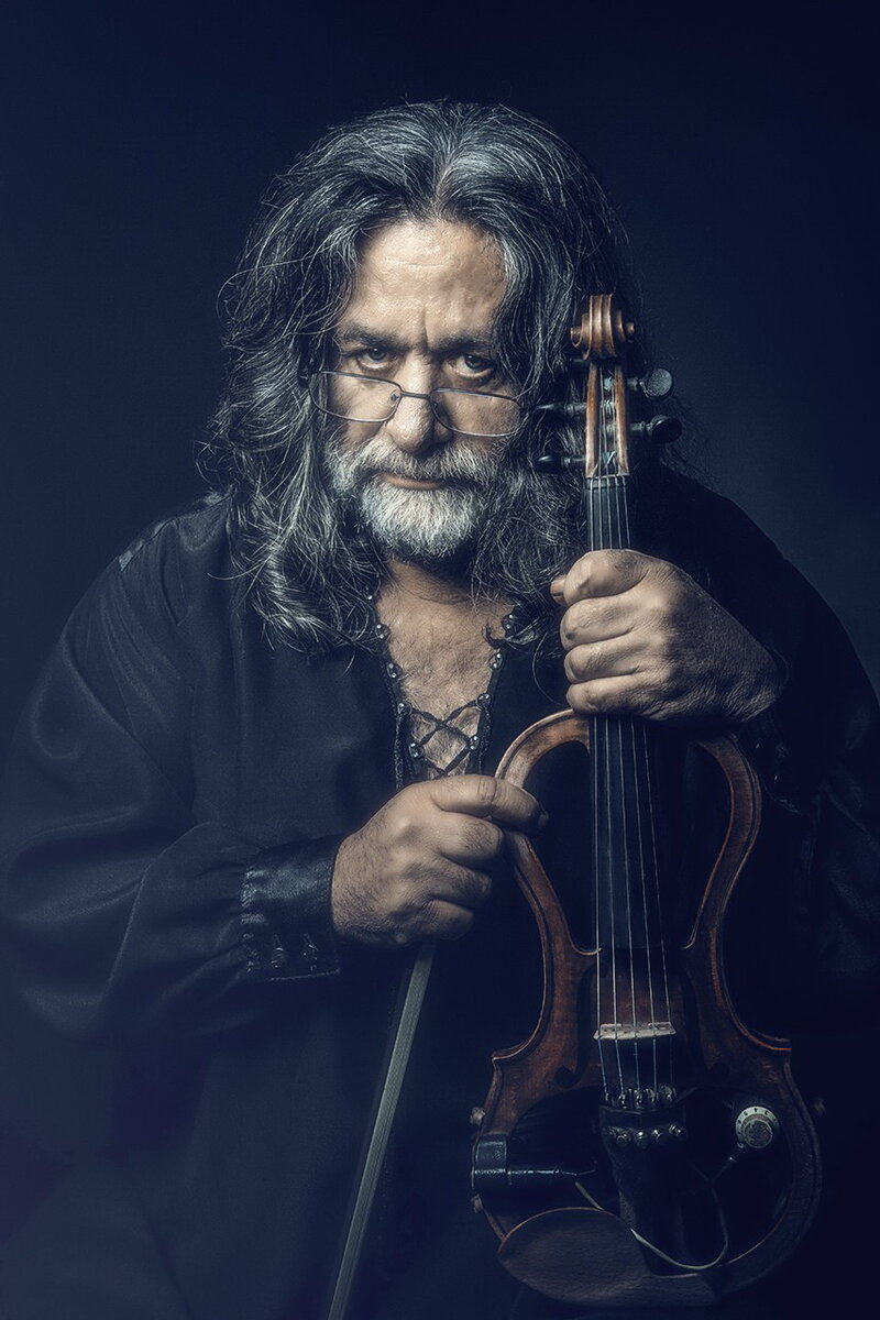 Леонид Элькин играет на электронной скрипке, но, ведь, уже ХХI век, а мастерство восхищает, как и в XIX-ом...