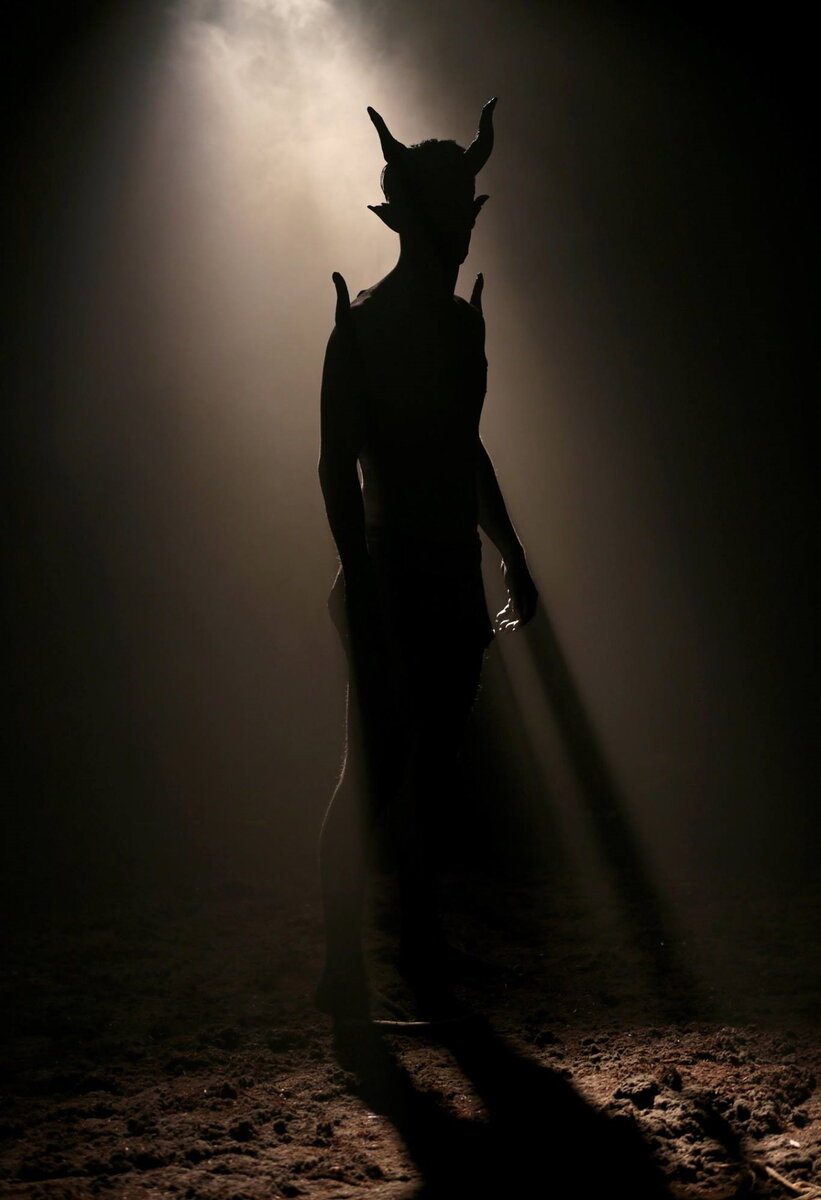 Что за существо приняли за чёрта?
Источник фото: https://s8.hostingkartinok.com/uploads/images/2016/01/eacb307e15f26424fb40c188b6b25efd.jpg