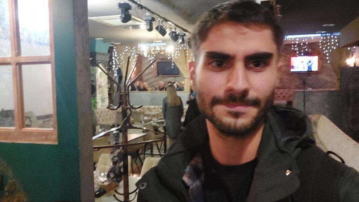 НА заднем фоне сидят невоспитанные