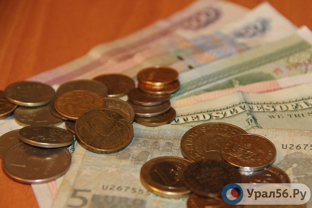    В Оренбурге полицейский получил взятку в 100 тысяч рублей от торговца оружием