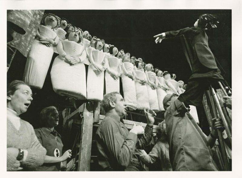 Евгений Умнов. Спектакль «Необыкновенный концерт». В центре – актер Зиновий Гердт, 1971. Собрание МАММ