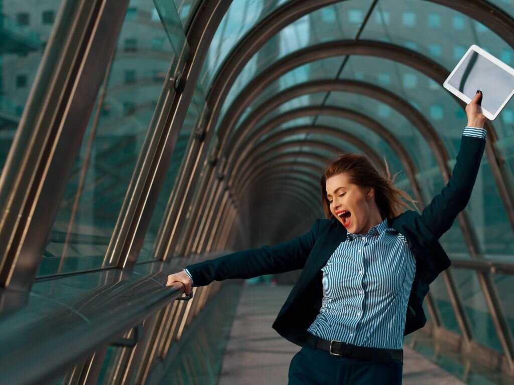 Стройка под дождем. Construction rain. Человек под дождем. Бег в бейсболке. Пара под дождем.