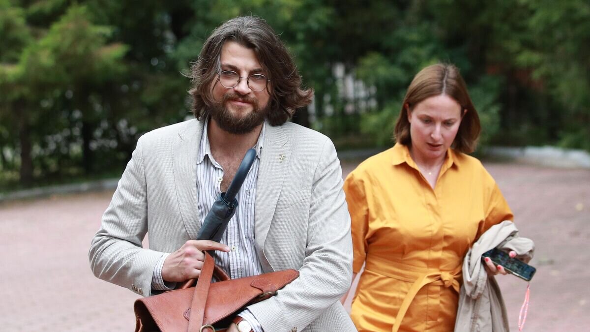    Адвокаты олимпийской чемпионки по баскетболу из США, игрока БК УГМК Бриттни Грайнер Александр Бойков и Мария Благоволина у здания Химкинского суда Московской области© РИА Новости / Антон Денисов