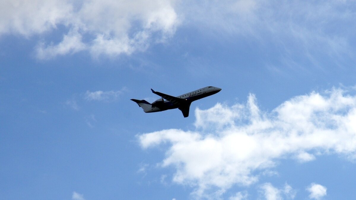     В Казани местных жителей возмутили низколетящие над домами самолеты. Соответствующая публикация появилась в Telegram-канале «VKP».