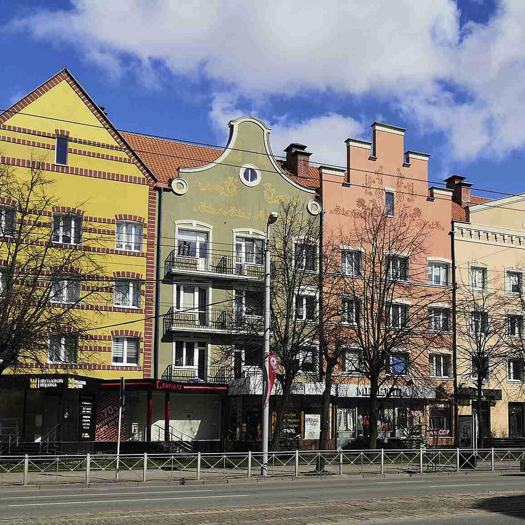 Дома на Ленинском проспекте в Калининграде, отремонтированные в "ганзейском" стиле