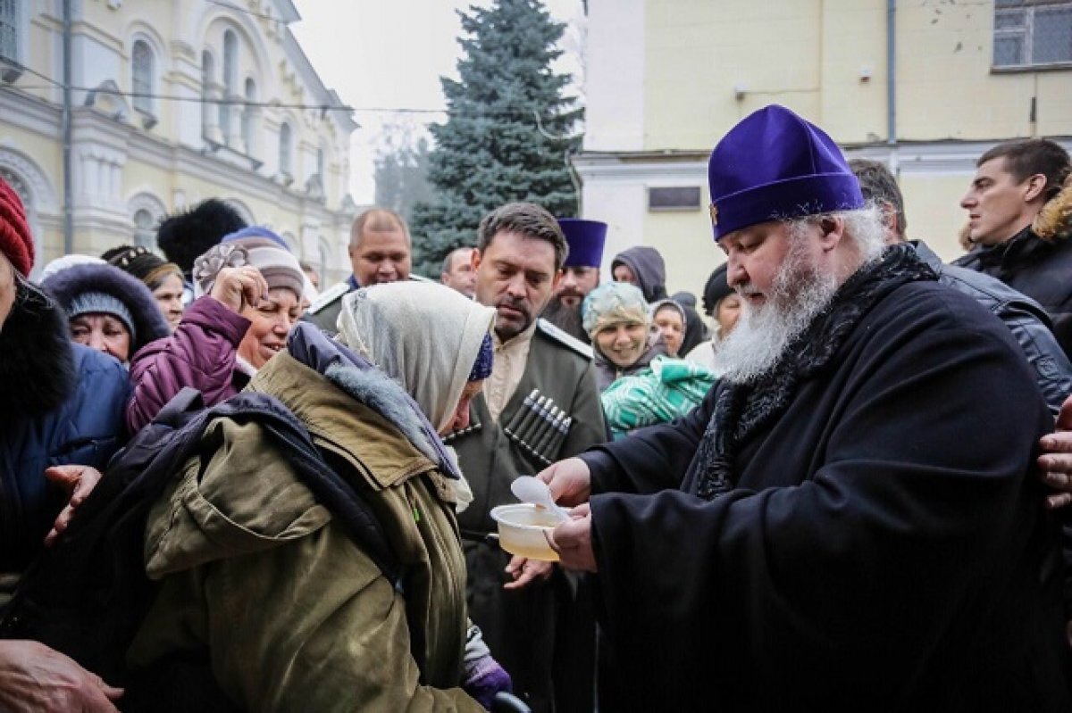    В приходах регулярно помогают нуждающимся едой.