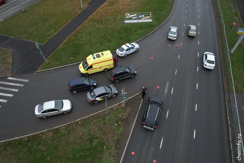    Авария произошла днем 27 октября напротив дома № 41 по улице Сталеваров.