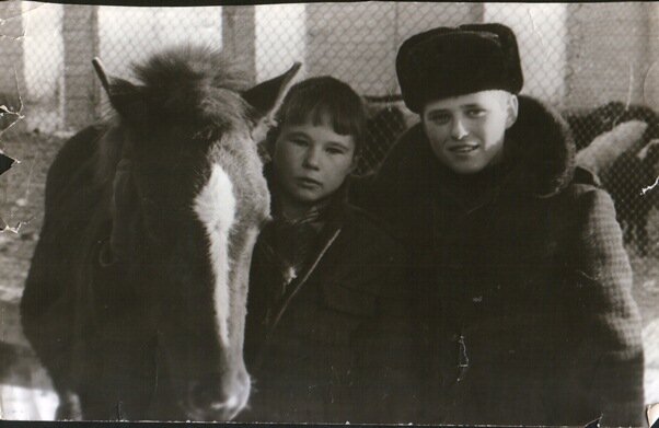 Андрей (обнимает шею лошади) и  Толя...