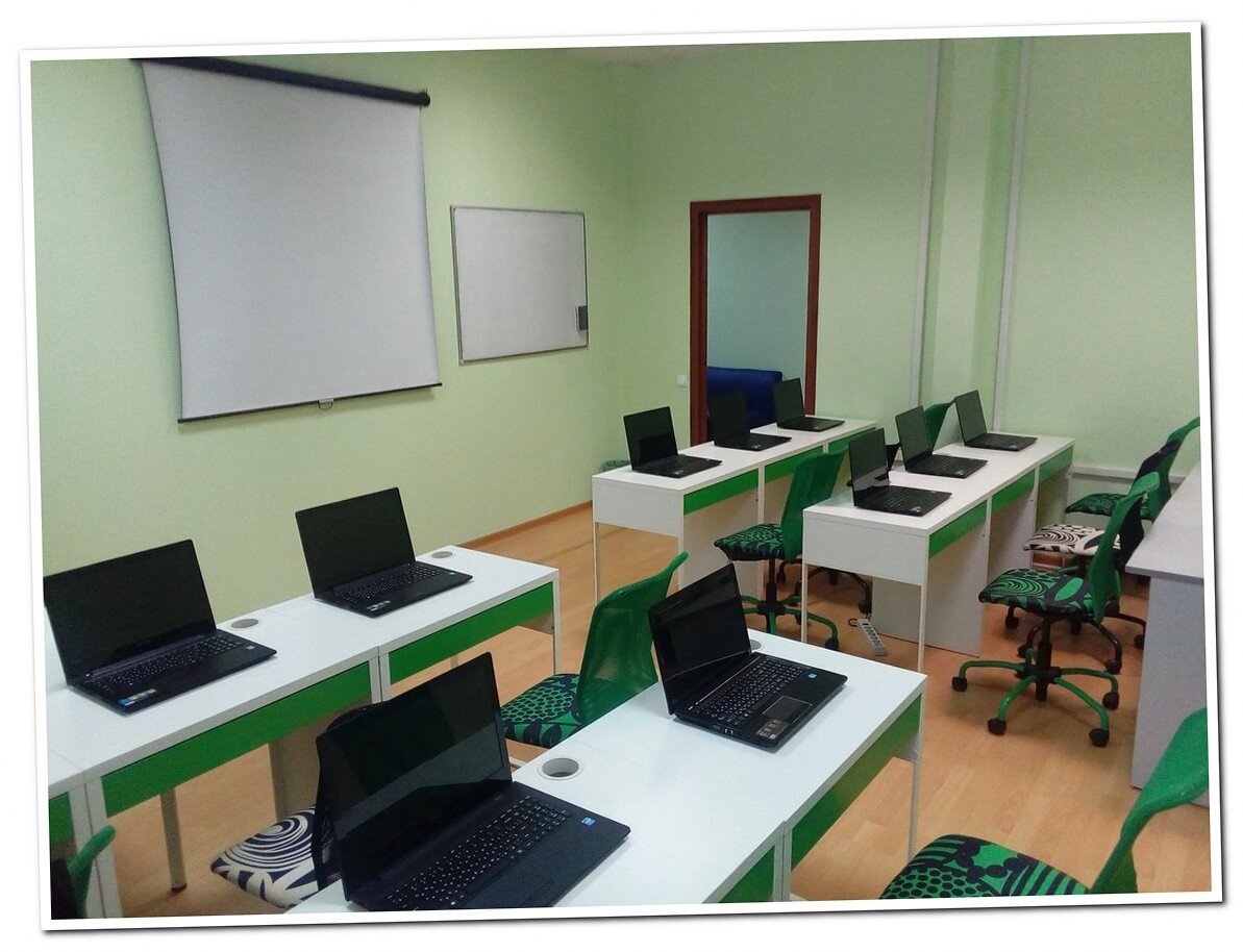 Примерно вот так. Только в нашей школе на стене не простой экран, а интерактивная доска с проектором. И стулья деревянные. Яндекс.Картинки