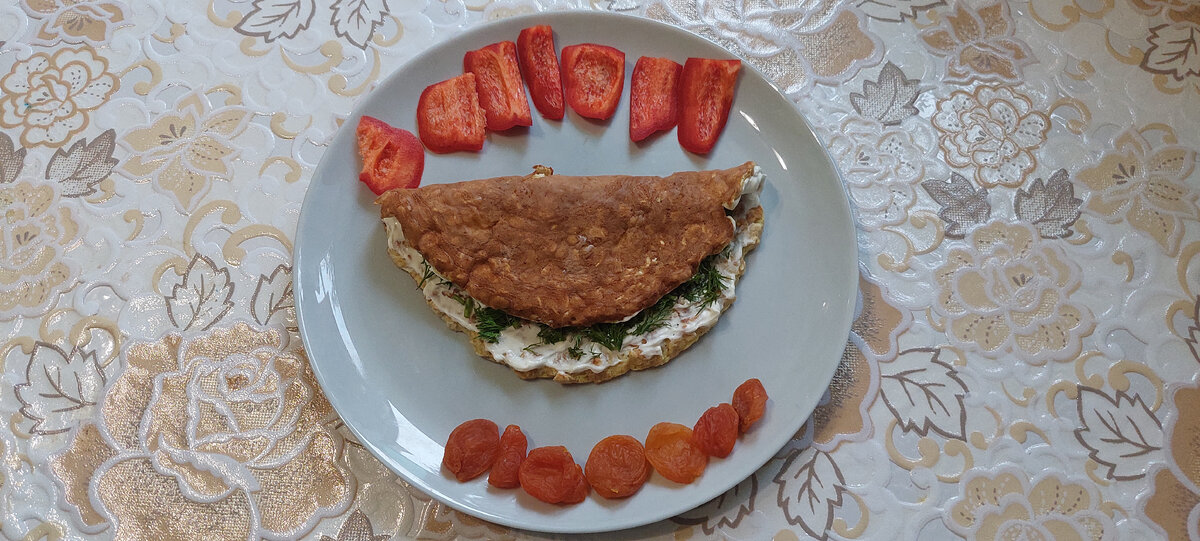 Завтрак был поздний в 9.45 часов. Овсяноблин с творожным сыром и укропом. Чай с молоком и курага. 