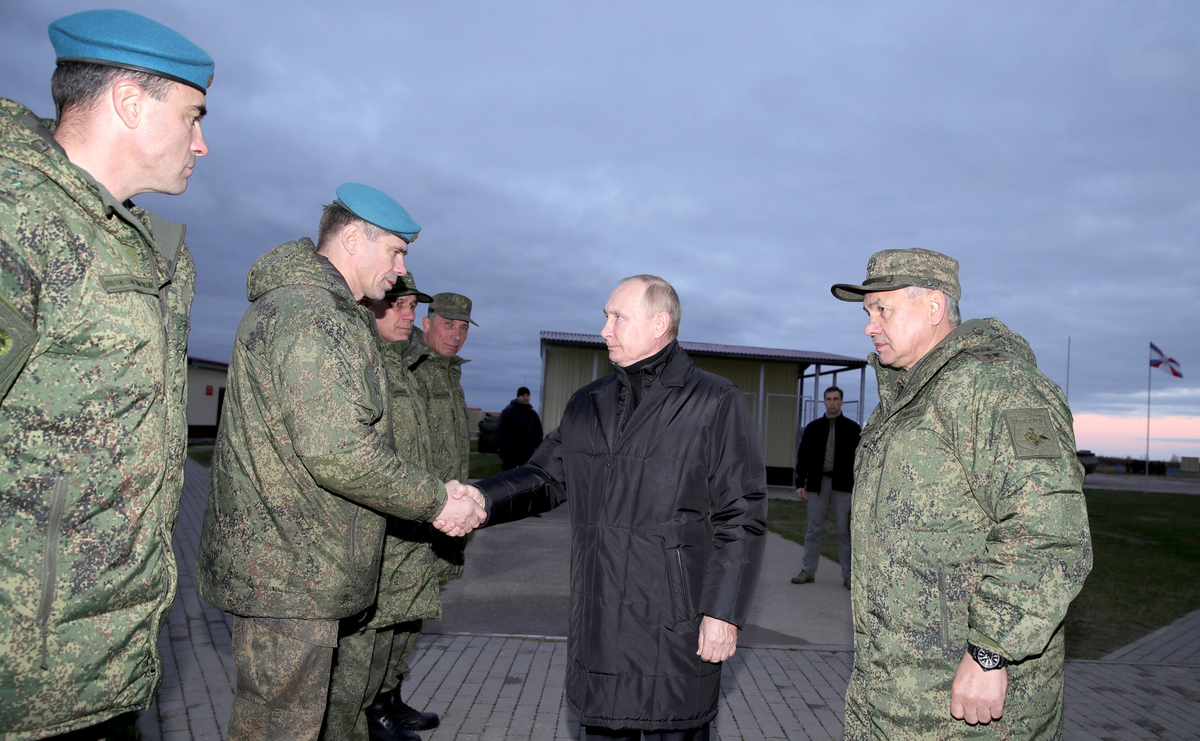 Посещение военного полигона Западного военного округа в Рязанской области. С Министром обороны Сергеем Шойгу (справа).