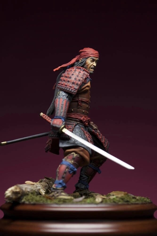 Фигурка ронина.