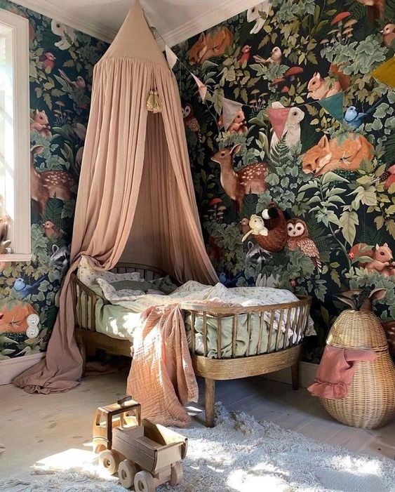 Флора и фауна на стенах гармонирует с дизайном мебели