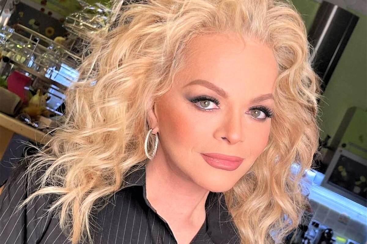     Разрез от бедра: Лариса Долина в нескромном платье оголила ногу на сцене