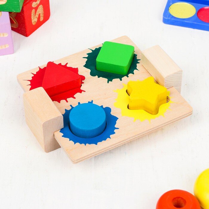 Для диагностики могут использовать сортер (смотрят знания фигур и цветов