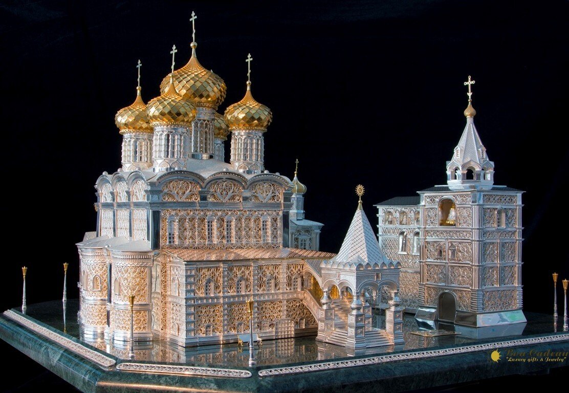 Габариты 50 на 50  см., вес 45 кг., цена 12,5 млн рублей