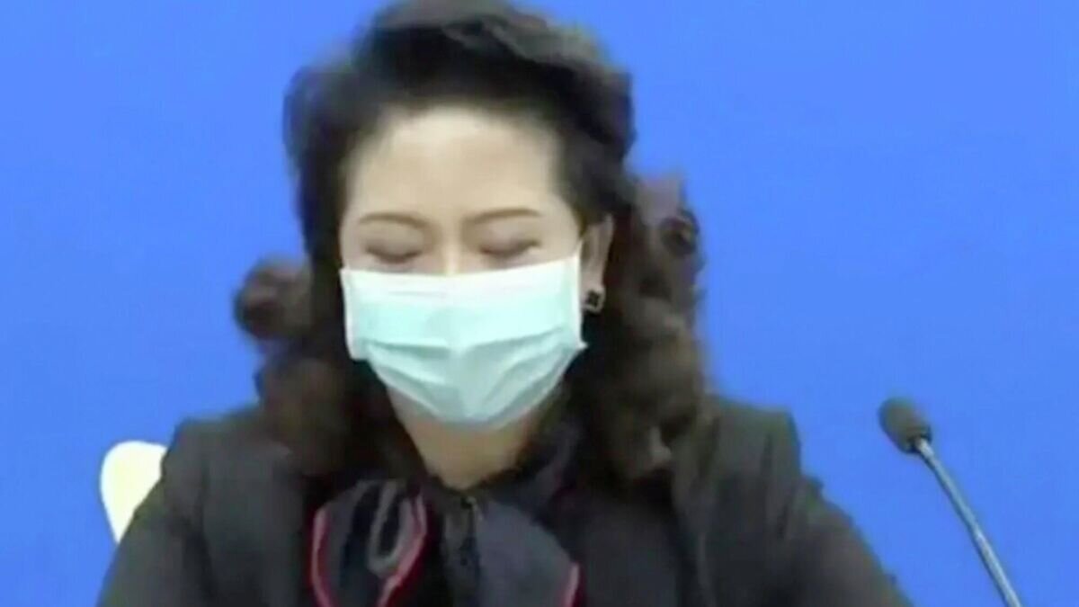    Государственная служащая из автономного района Внутренняя Монголия Ли Шаоли во время пресс-конференции, посвященной мерам по борьбе с СOVID-19© Кадр трансляции пресс-конференции