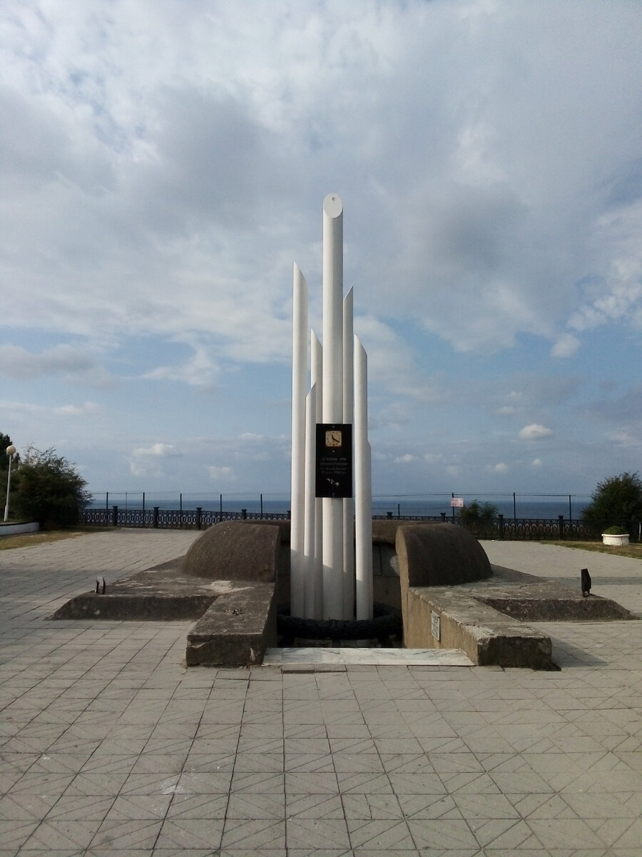 Памятник (памятный знак) погибшим при кораблекрушении п/х "Адмирала Нахимова. Фото автора, 31.08.2022 г. 