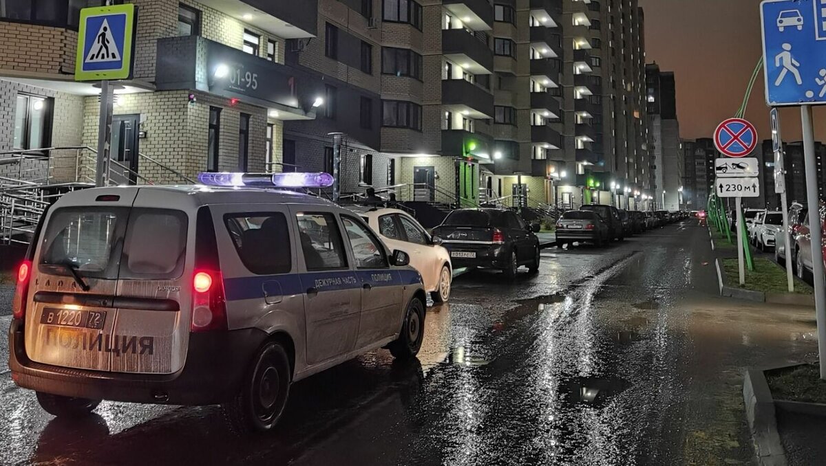     Ночью во дворе дома по улице Беляева в Тюмени обнаружен труп несовершеннолетнего парня. Прохожие вызвали полицию и скорую помощь. На месте происшествия работают следователи.