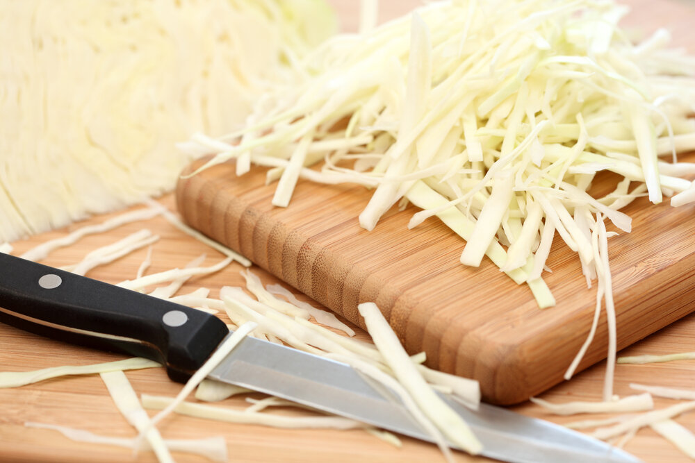    Шинкуем капусту удобным для себя способом, вручную или на шинковке, соломкой или кубиками