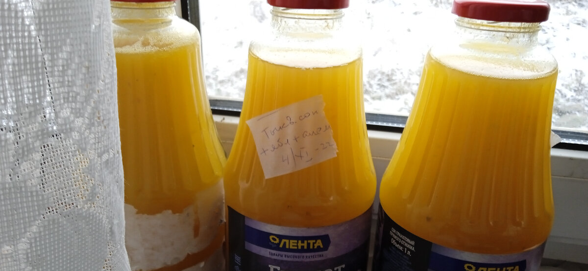 Сок с яблокам и апельсином.