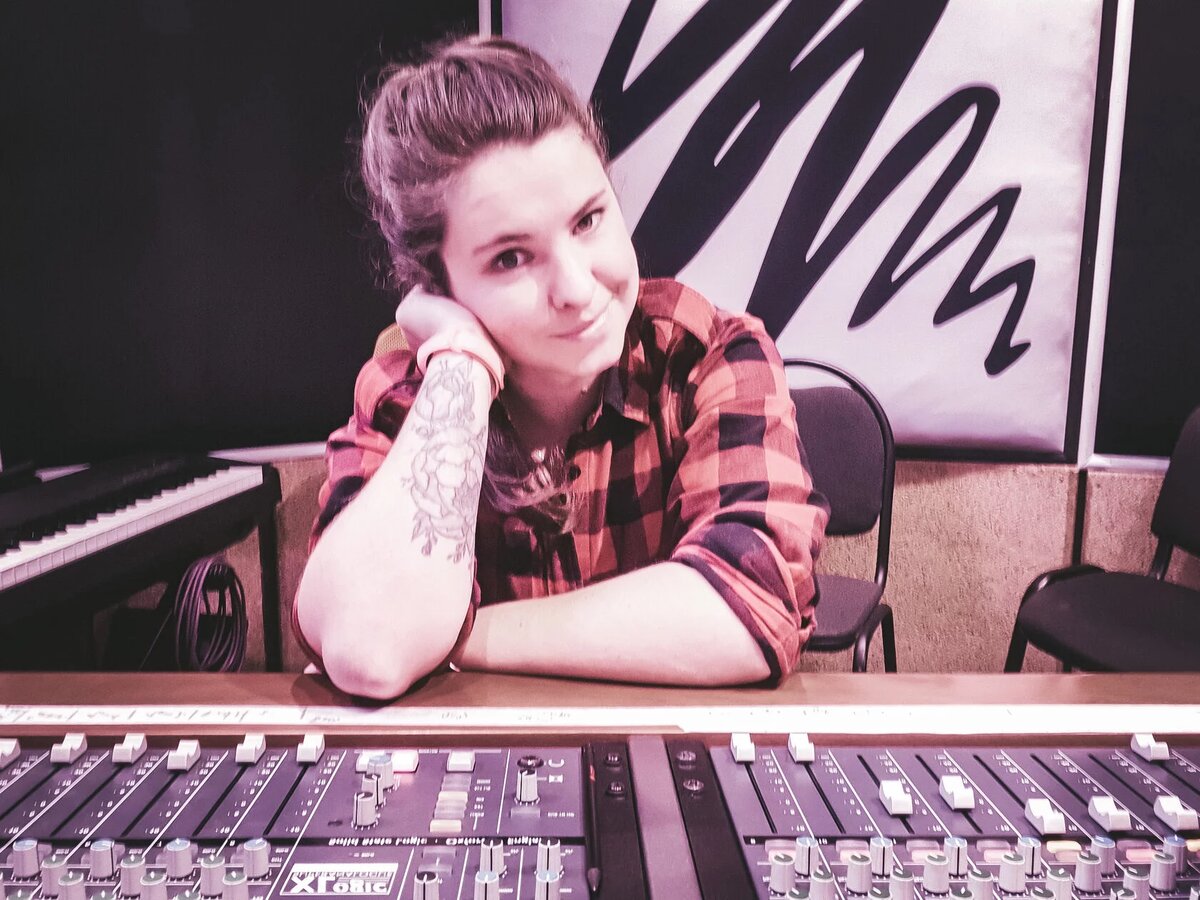  Paulina Steel (Софья Кутузова) — звукорежиссер, композитор, аранжировщик, преподаватель. Женщина, которая звукарь.