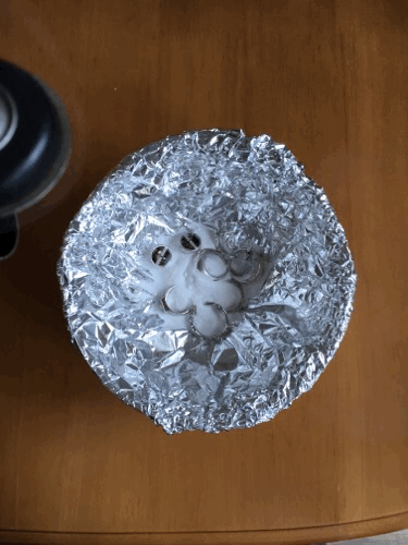    Вода вступает в реакцию с содой, всё шипит и бурлит. Но это безопасно. Неприятного запаха тоже нет.