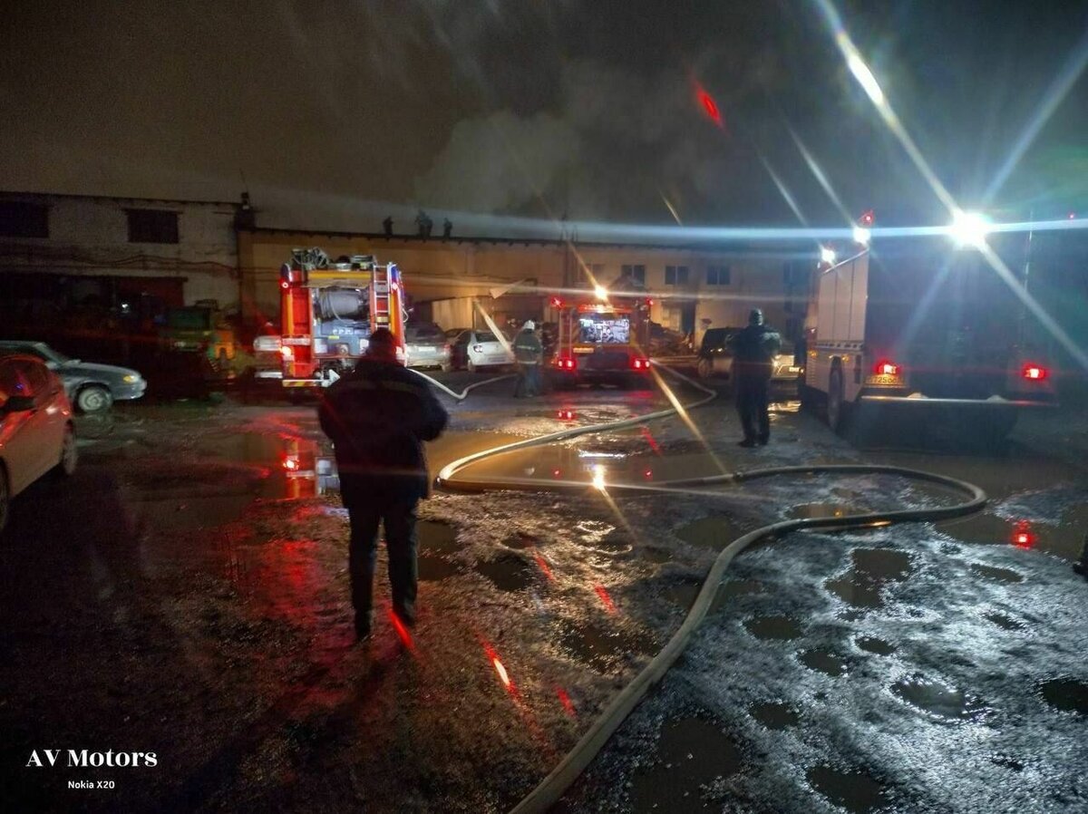     Пожар произошел вечером 4 ноября в нижегородском автосервисе. Об этом сообщает пресс-служба ГУ МЧС России по региону.