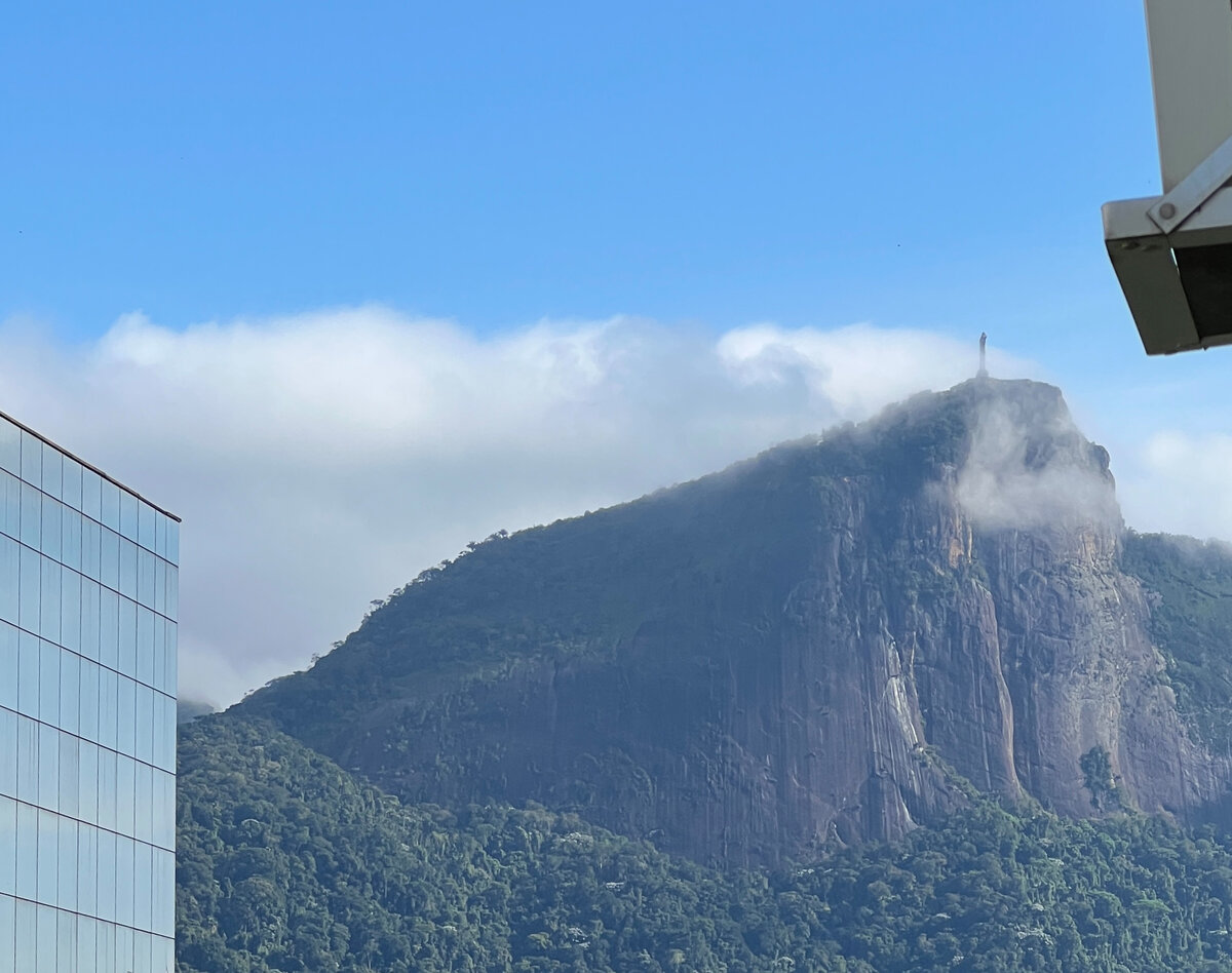 Вид на статую Христа из квартиры, которую мы снимали. Почти всё время верхушка горы была скрыта в облаках