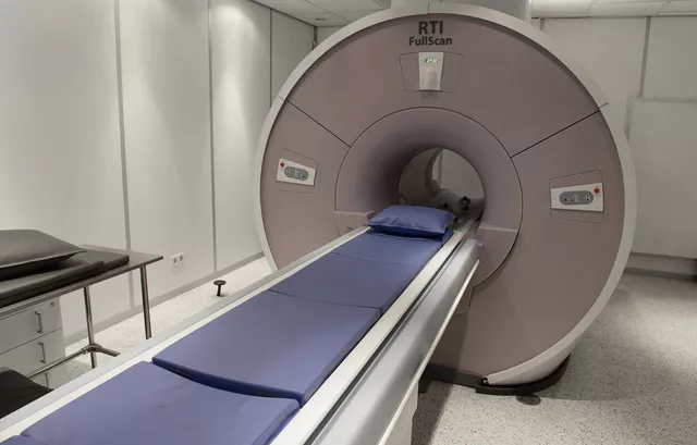 Аппарат МРТ RTI FullScan в лаборатории ФИАН