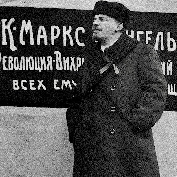 Почему ленин настаивал на переходе к новой. Ленин-поганый козёл. Оратор в неудачной одежде фото.
