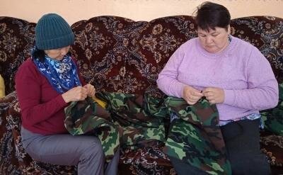    Жительница Асекеевского района шьет вещмешки для мобилизованных земляков Елена Шкатова