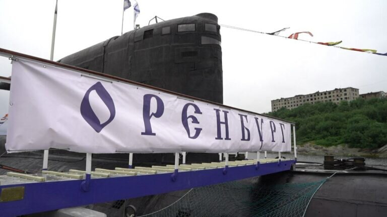    41 год назад на атомной подводной лодке «Оренбург» подняли военно-морской флаг Марина Шарт
