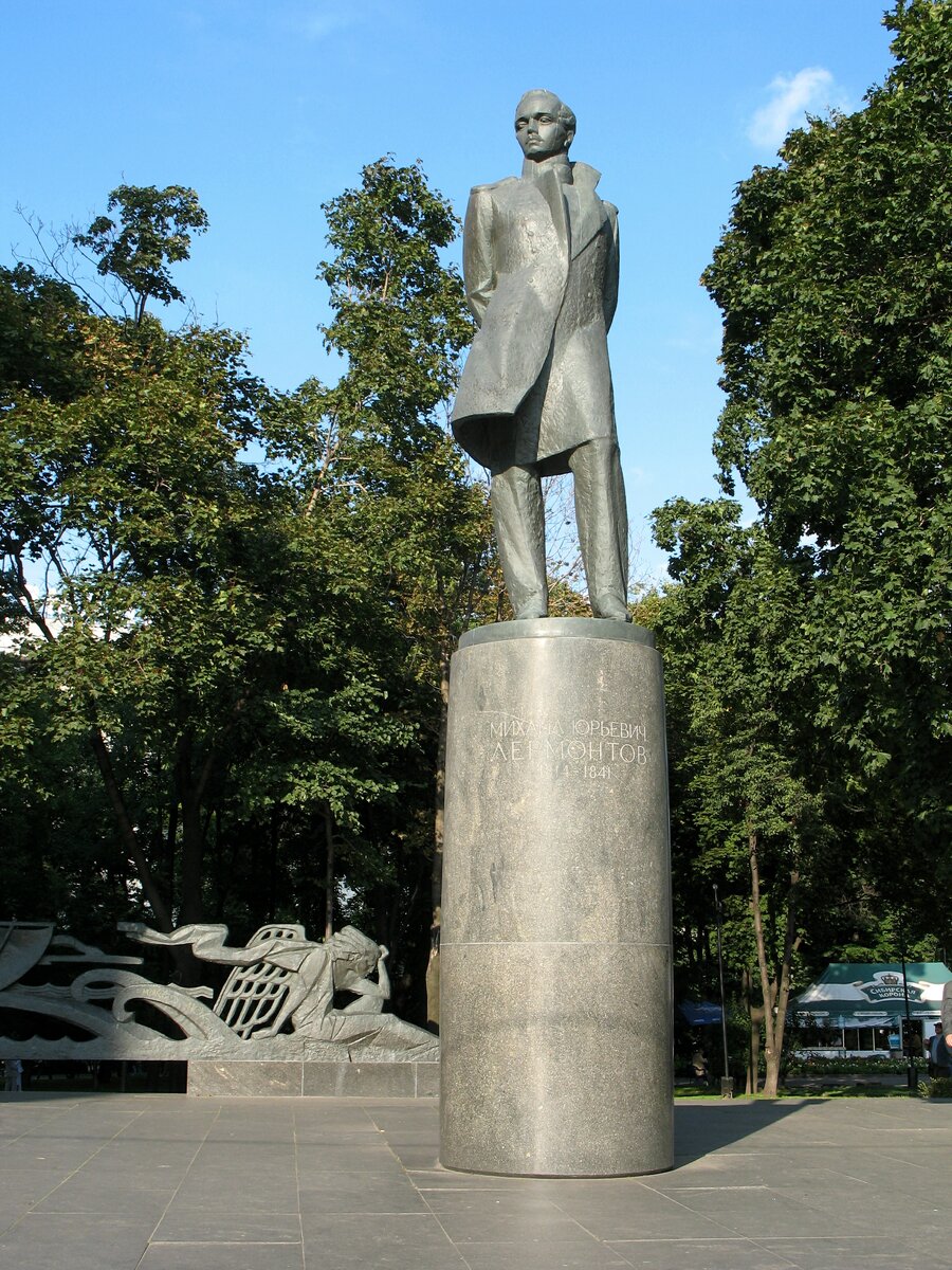 Памятник Лермонтову на Красных Воротах.