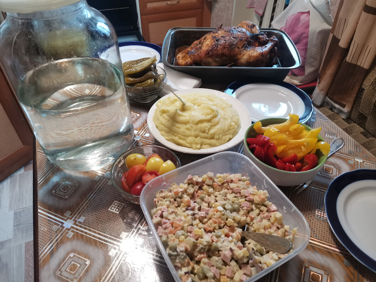 А у меня вот так. Как там к такому столу отнесутся? Да наверняка же это неправильное питание! Ужас! Всё выбросить! Знаете что, идите как вы... 