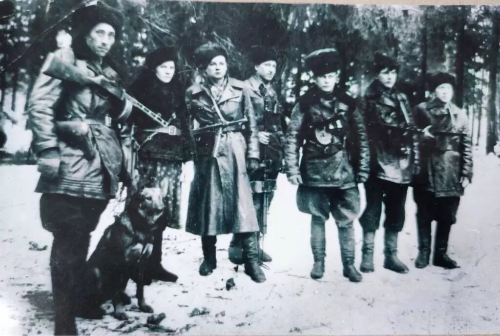 Бойцы отделения разведки отряда Победа бригады Правда Минской области, 1942 год. По негласной моде того времени разведчики одеты в трофейные кожаные плащи и куртки, из собрания БГАКФФД