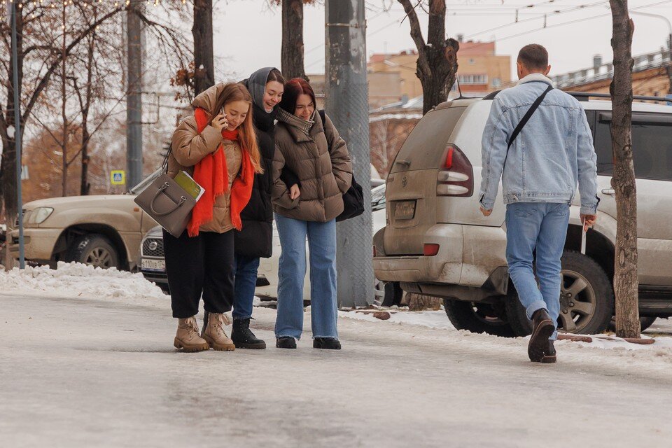    Девушки осторожничают – робко шагают, держась под руку Валерий ЗВОНАРЕВ