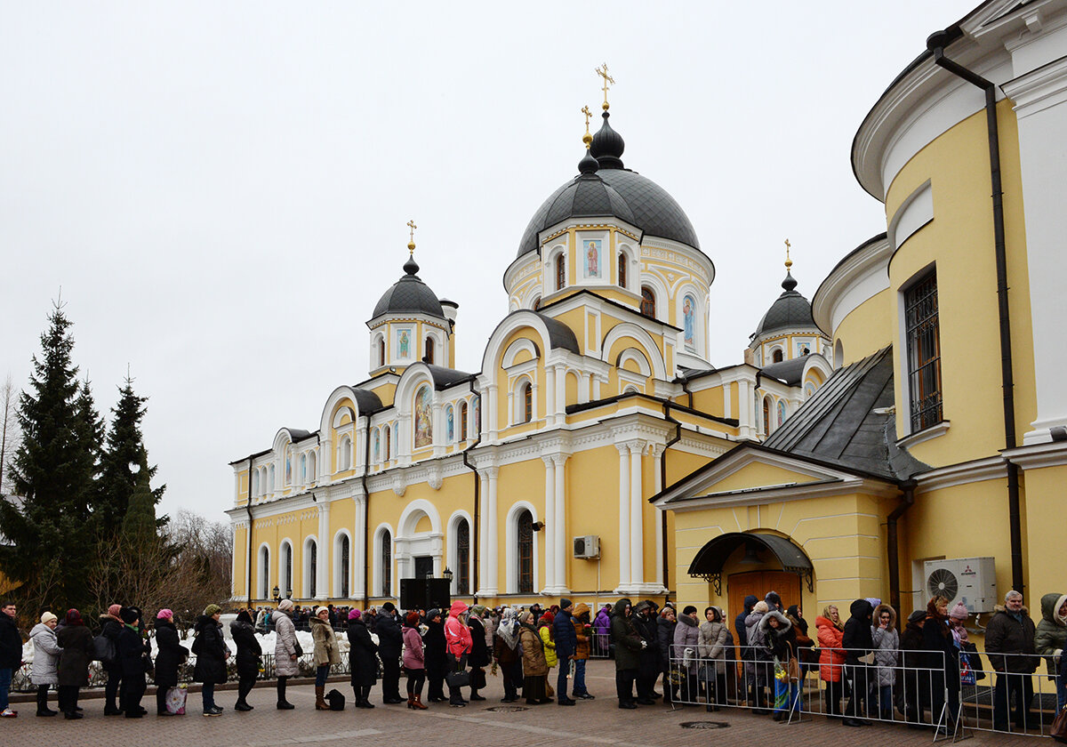Мощи Святой Матроны Московской хранятся в Покровском женском монастыре. Он открыт для посещения каждый день с 7.00 утра до 20.00 вечера, по воскресеньям — с 6.00 утра до 20.00 вечера. Попросить помощи у Матроны ежедневно приезжает множество людей. Очереди в летнее время и в выходной день могут быть очень большими. Фото с сайта: vsegda-pomnim.com