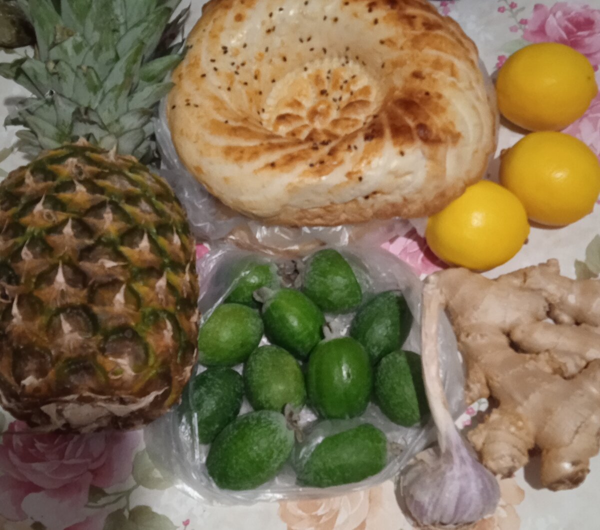 Я захотела ананас, мама выбрала фейхой, ещё купили лимоны и имбирь и лепёшки. Мы едим мало хлеба но много лепёшек. 