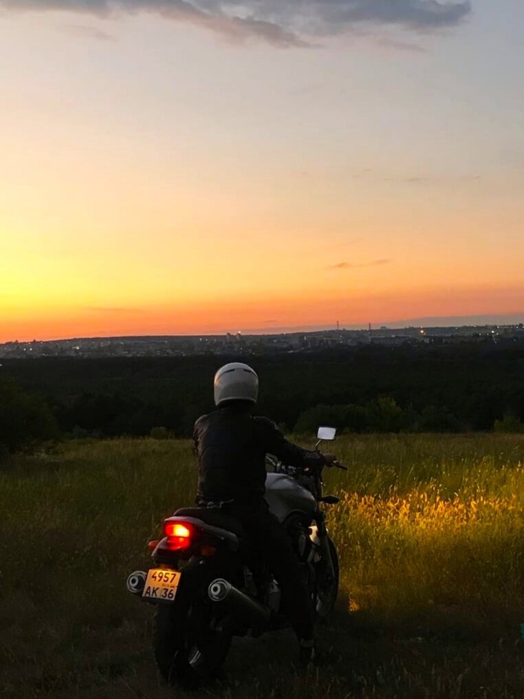 Это я.)) Выбрал себе не эндуро и теперь постоянно тянет на покатушки к природе, что приводит к некоторым ньюансам которые освещу позже в своих статьях. (Кстати викторина! Что за мот на фото?)