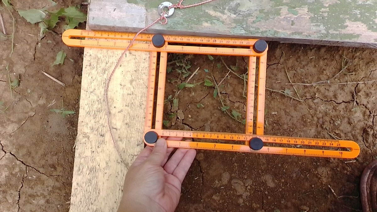 Вот этим инструментом проверяем прямой угол