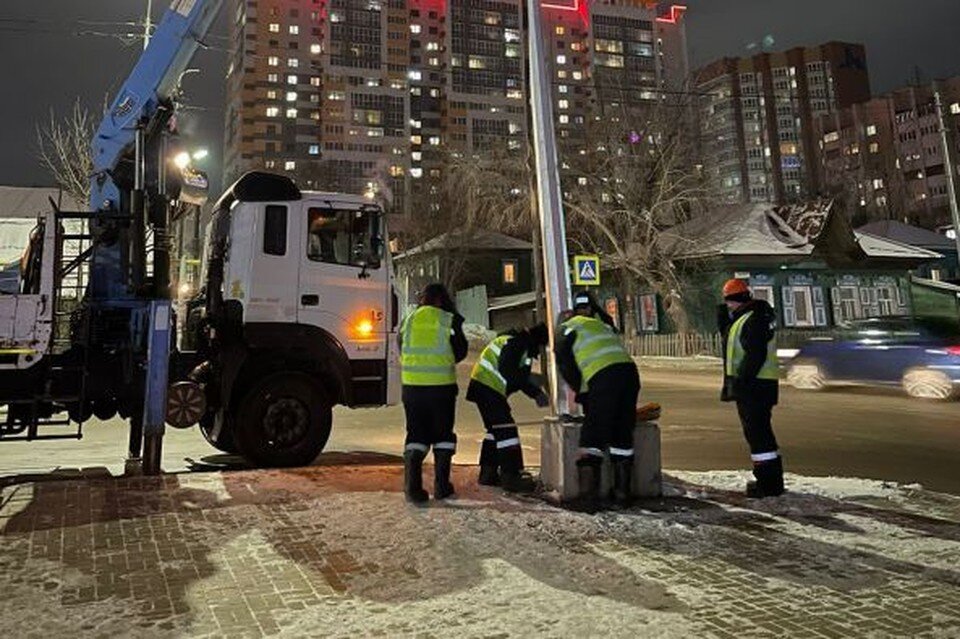     Работники уже приступили к устройству опор наружного освещения  пресс-службы администрации Барнаула