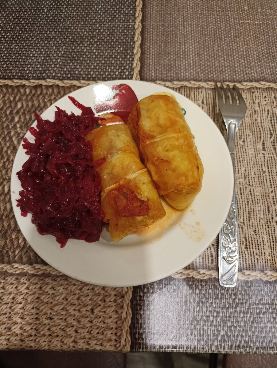 Голубцы со свекольной икрой. 