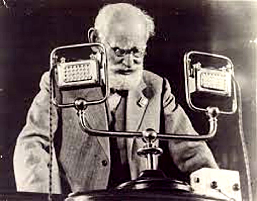 Павлов делает доклад.