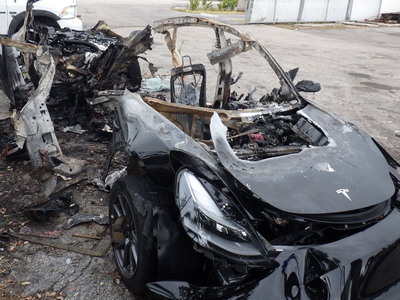    Для тушения Tesla требуется почти в 10 раз больше воды, чем на обычный автомобиль