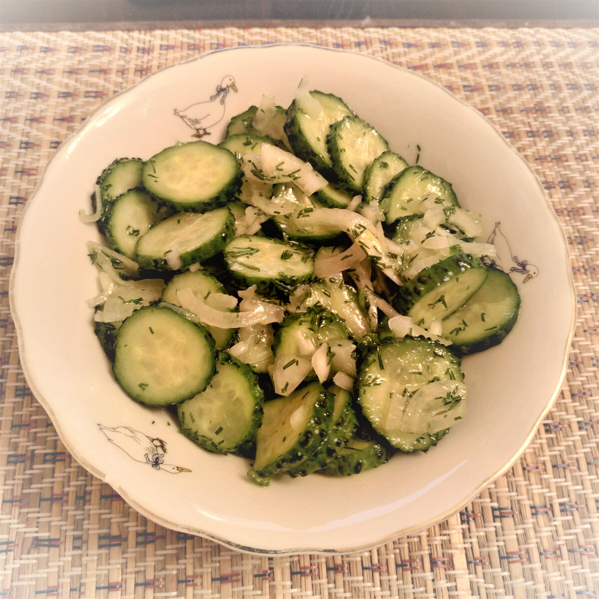 Ароматный и вкусный салат, особенно хорош в сезон.