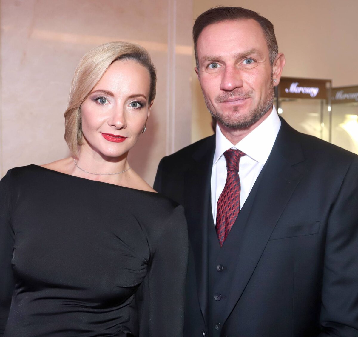    Оксана Домнина приходит в палату к Роману КостомаровуPersonaStars