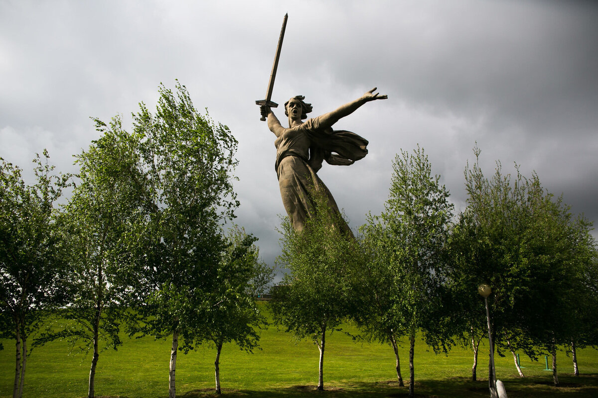 Кавычки мамаев курган был местом. Парк Родина мать в Волгограде. Памятник Мамаев Курган в Волгограде. Сталинградская битва Мамаев Курган Родина мать. Парк у Мамаева Кургана Волгоград.