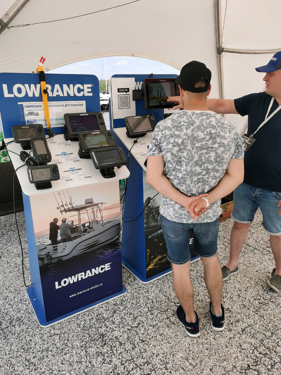 Фото автора. Друг слушает качественный ликбез по эхолотам